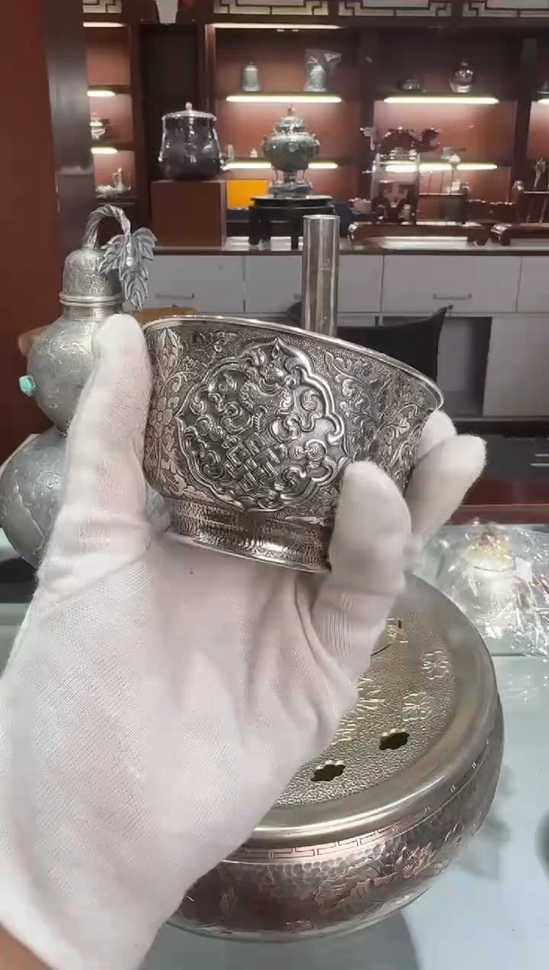 足银精工手工八宝鏨刻双层熏色主人杯