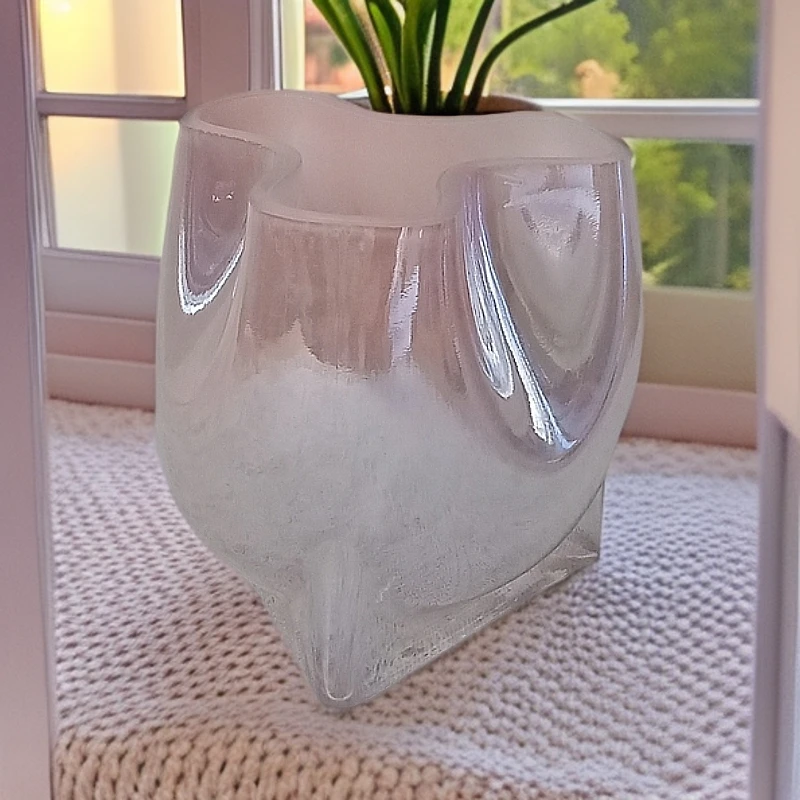 16粉色不规则花边口花瓶