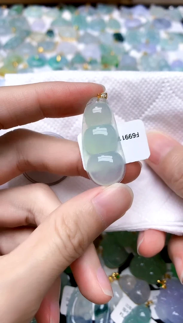 颈饰18K金镶嵌翡翠天然A货翡翠