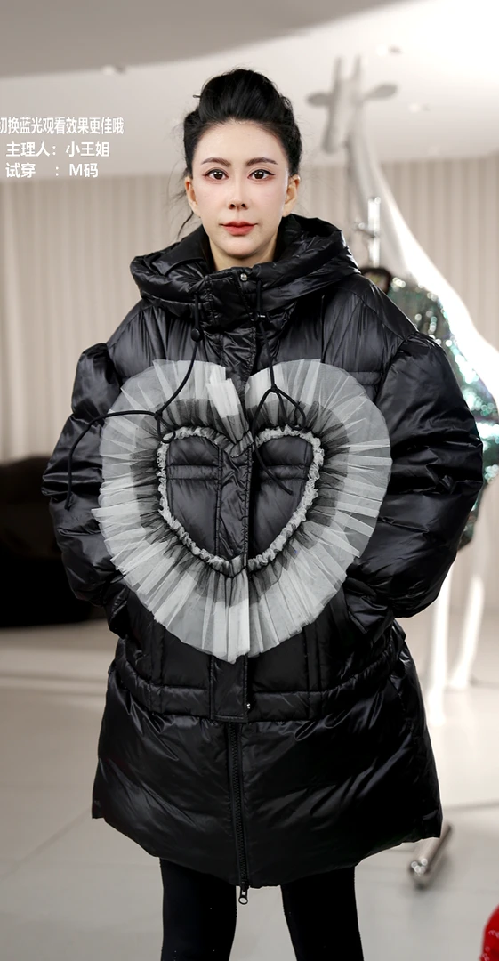 YIRANNAXUAN/伊然納暄爱心鸭绒型女珠光潮流中长款百搭宽松羽绒服