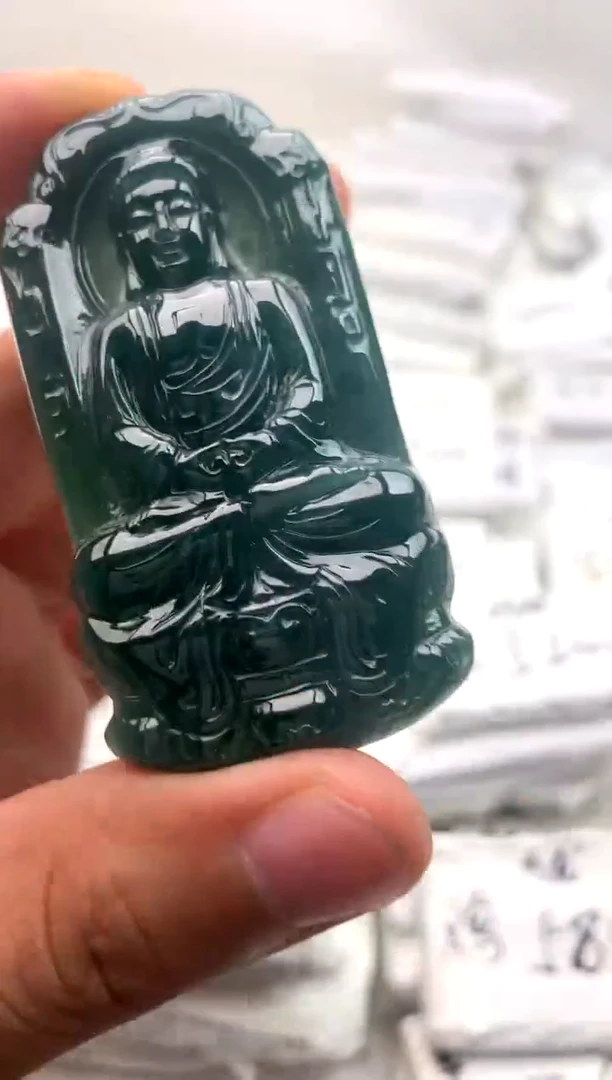 翡翠未镶嵌颈饰大日如来