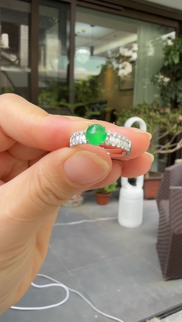 翡翠戒指18K金镶嵌翡翠戒指