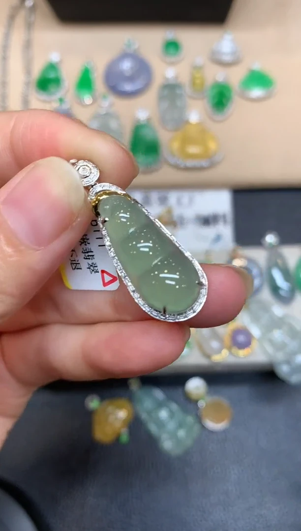 颈饰18K金镶嵌翡翠福豆【无服务费