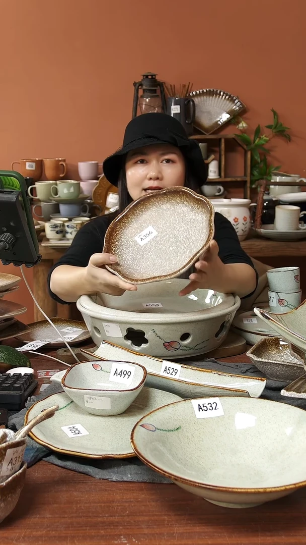 陶瓷A356 一个陶瓷花边深盘可能微瑕