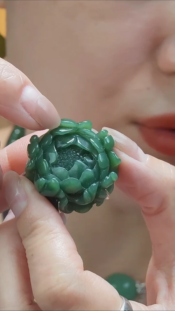 颈饰未镶嵌和田玉(碧玉)管*员戒指