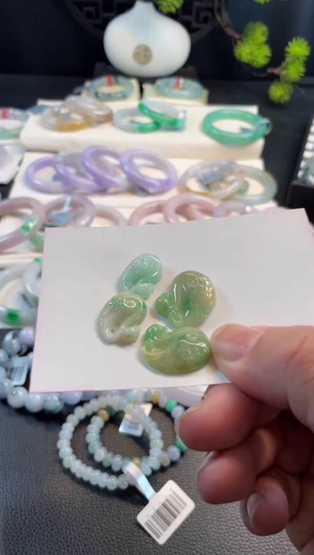 翡翠手镯未镶嵌58 有纹裂