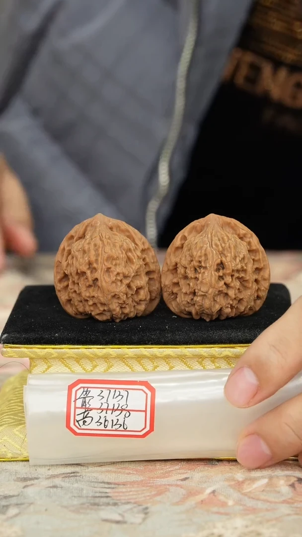 【闪购商品】文玩核桃把件赵喜满南将石