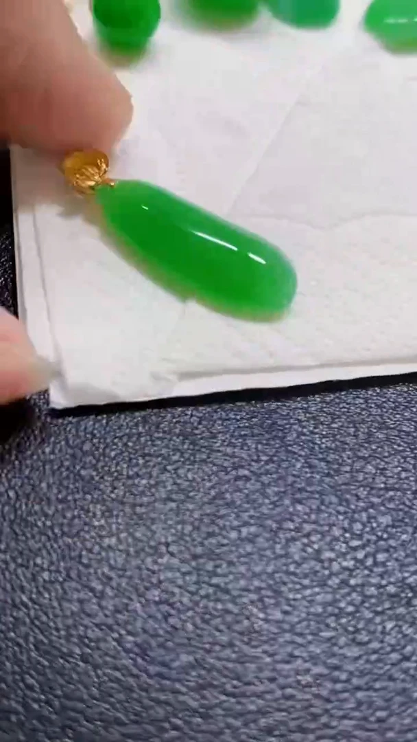 颈饰18K金镶嵌翡翠瓜