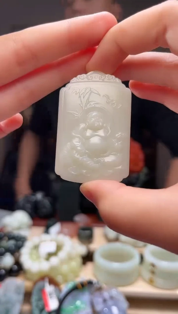 颈饰未镶嵌和田玉吊坠