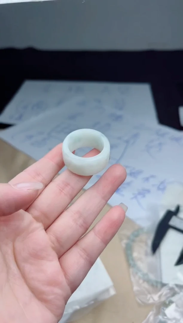 翡翠未镶嵌颈饰戒圈