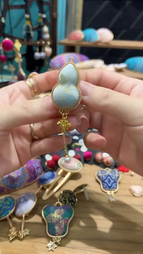 【闪购商品】【孤品车2.11】浅色兰花葫芦胸针