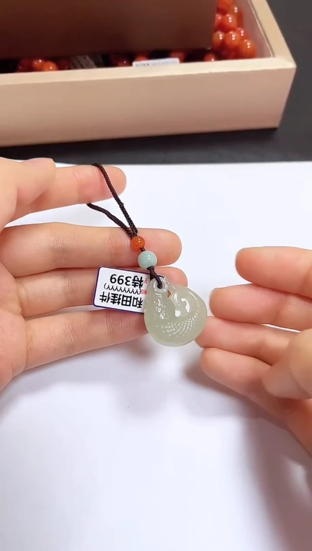 颈饰未镶嵌和田玉挂件