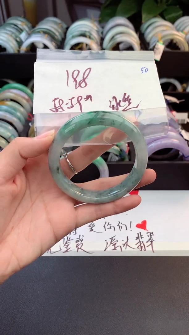 未镶嵌定制翡翠毛货需精细抛光+多人