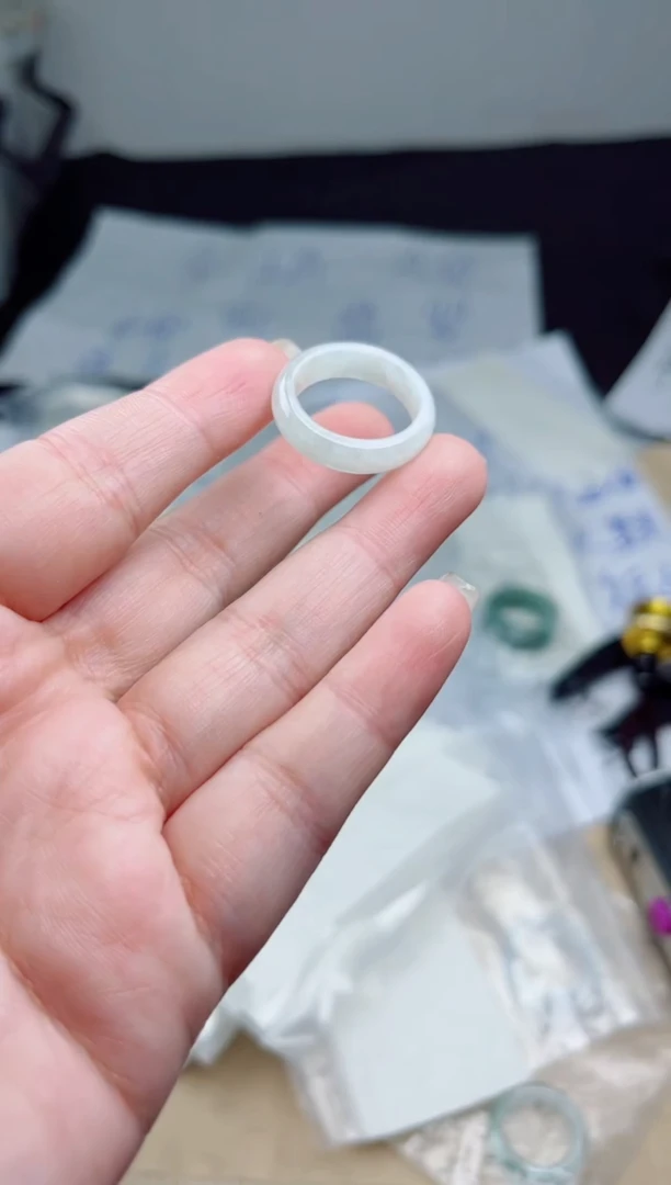 翡翠未镶嵌颈饰戒圈