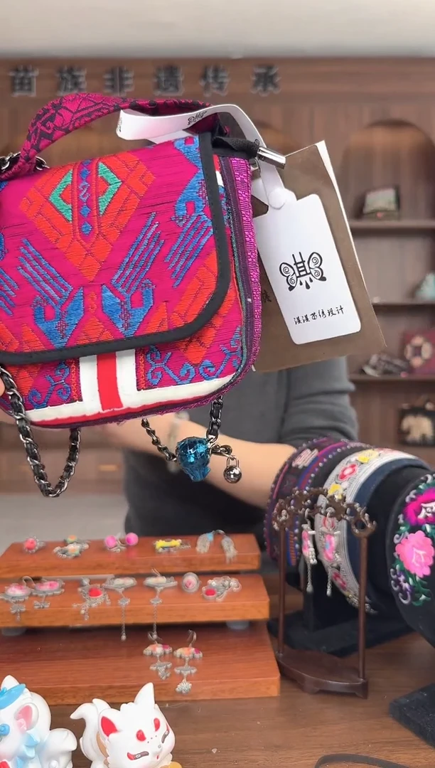 【闪购商品】织绣扶光苗绣传承L3