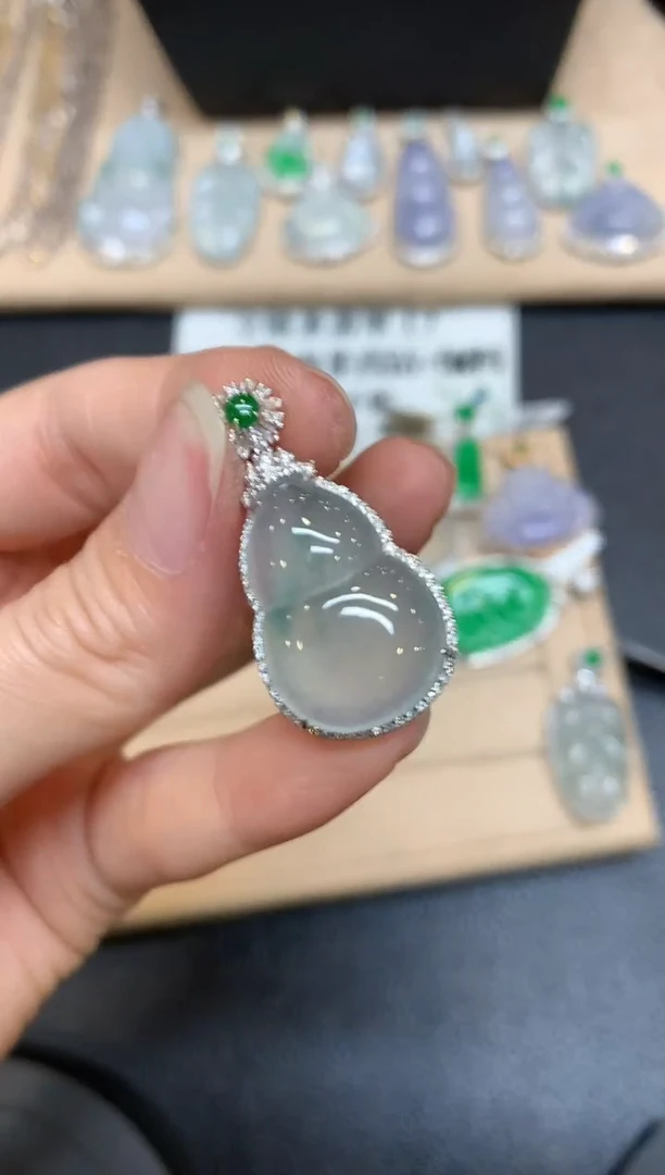 【闪购商品】翡翠颈饰18K金镶嵌葫芦【无服务费