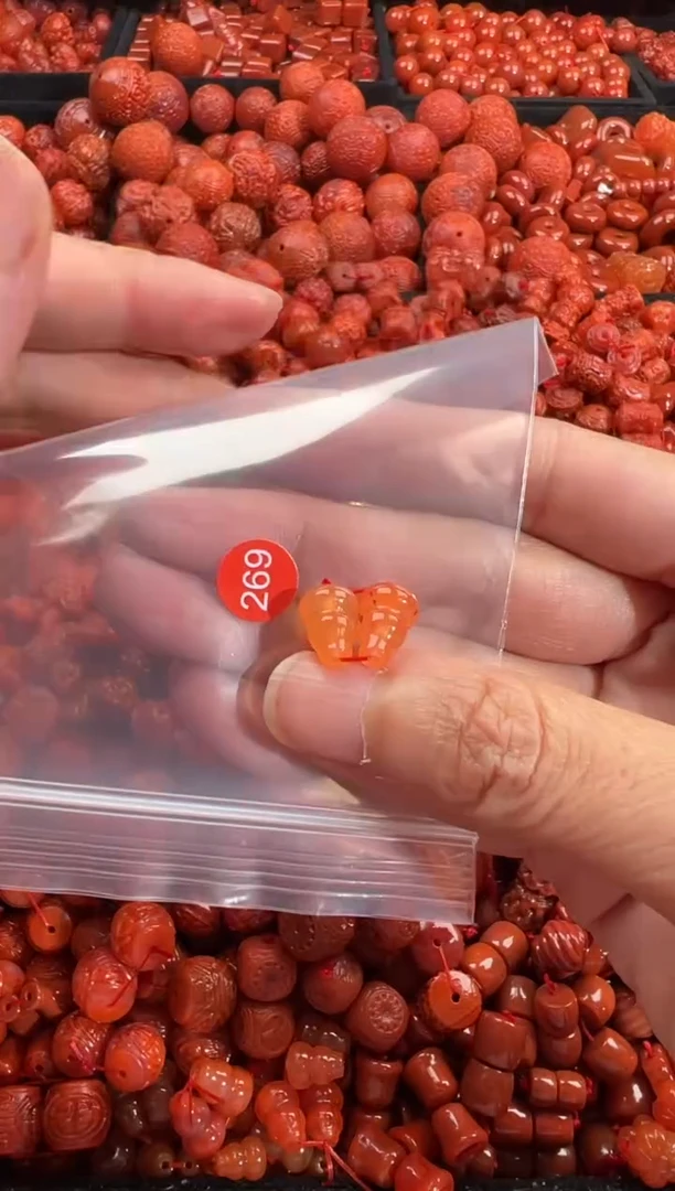 南红玛瑙未镶嵌颈饰1