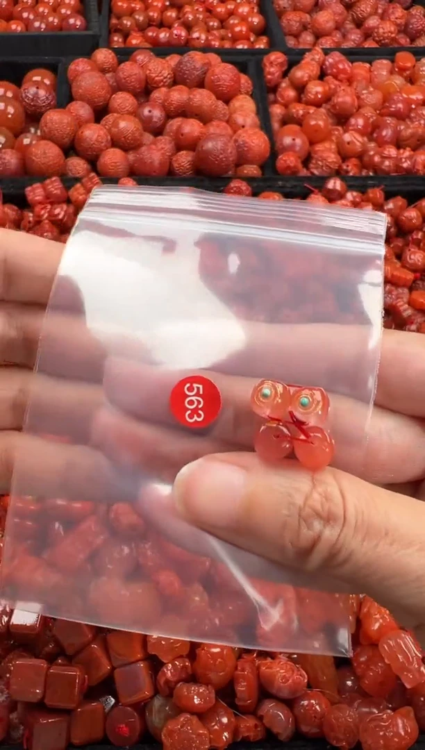 南红玛瑙未镶嵌颈饰1