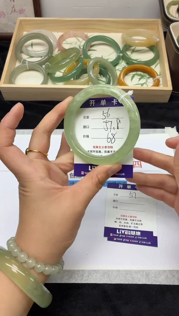 未镶嵌手镯石英质玉56