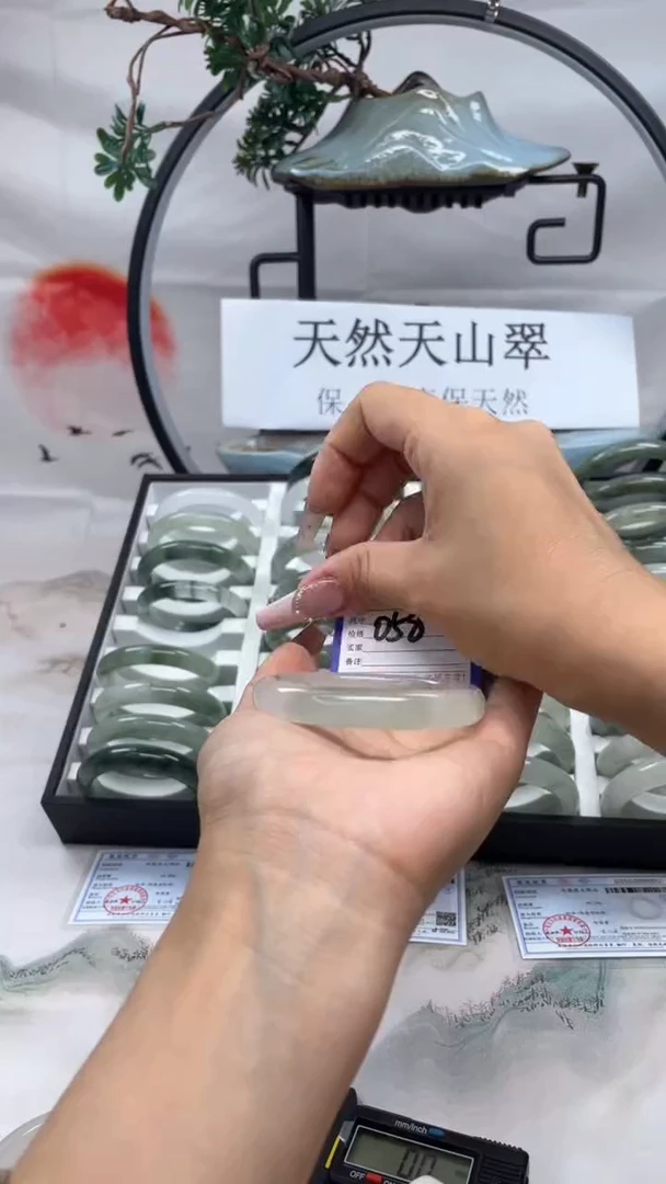 石英质玉（天山翠）手镯未镶嵌058