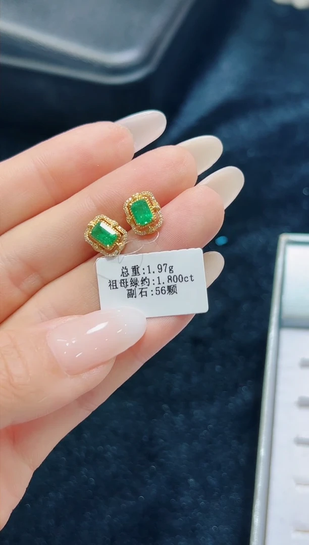 耳钉18K金镶嵌祖母绿·