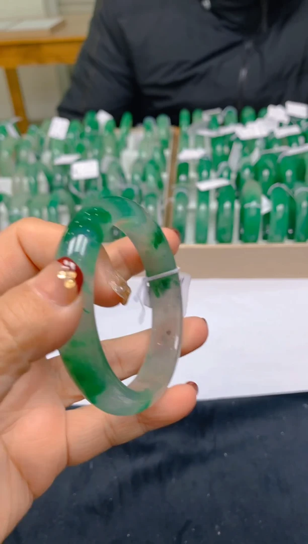 【闪购商品】石英质玉手镯未镶嵌冰美人非洲翠A货