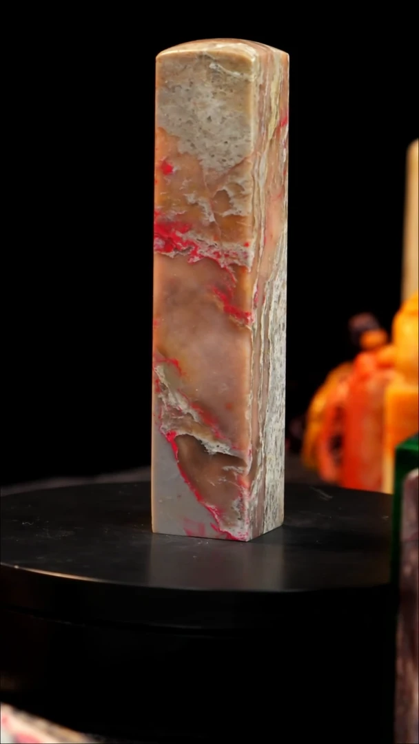 昌化石牛角冻鸡血石