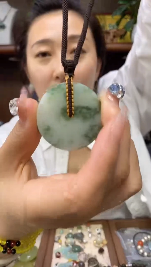 岫玉未镶嵌吊坠·