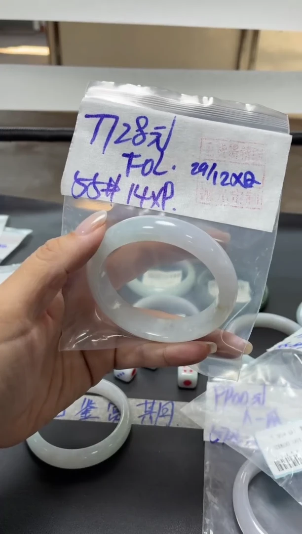 未镶嵌定制翡翠F*L+手镯57#7728元  毛货需抛光