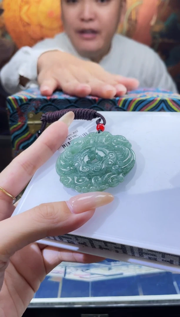 翡翠未镶嵌颈饰多样性发其一
