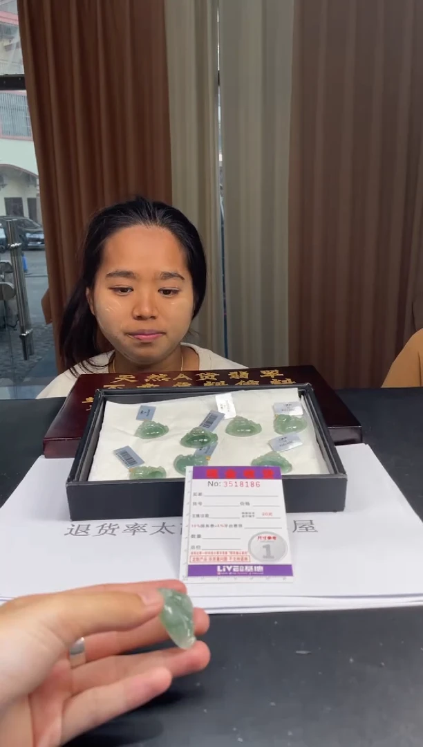 18K金镶嵌挂件翡翠多样性发其一拍一发一8186