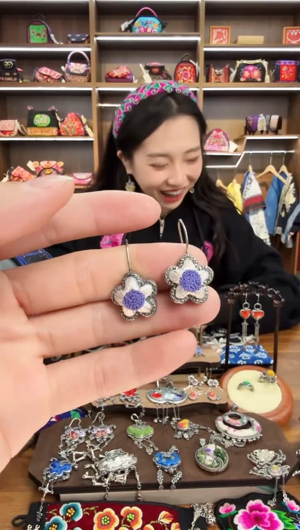【闪购商品】织绣72蒙阿苏苗绣传承