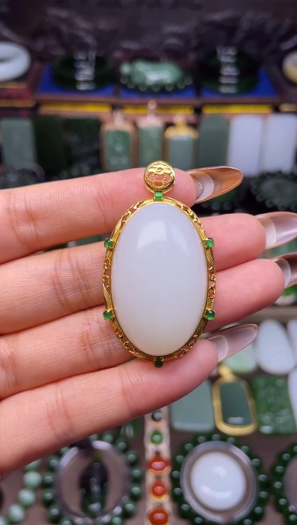 颈饰18K金镶嵌和田玉俄白吊坠