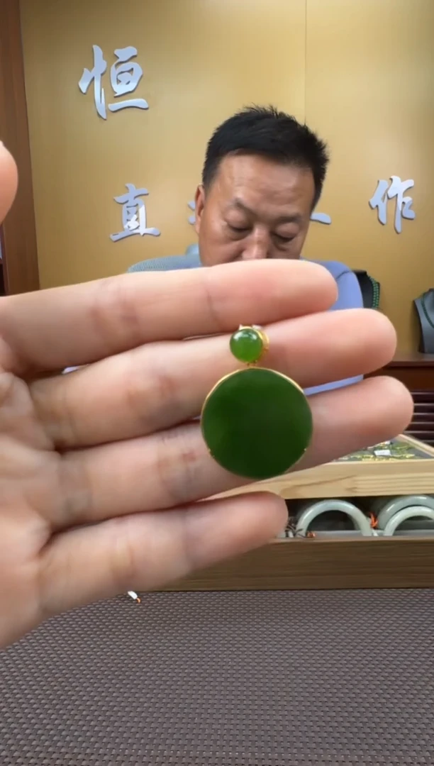 和田玉18K金镶嵌颈饰挂件