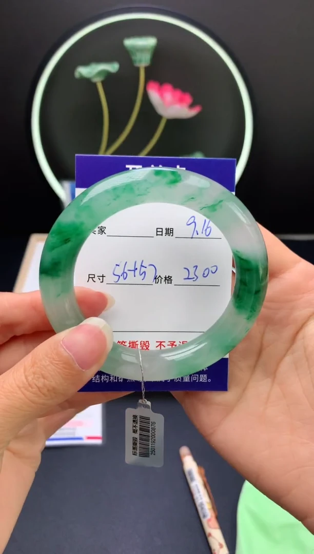 未镶嵌手镯石英质玉杜*。1