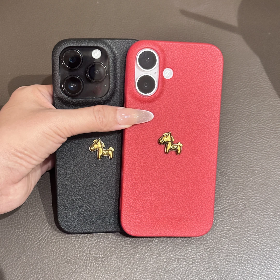 卡通新年金箔小马公仔适用苹果iPhone17pro/16手机壳仿皮纹防摔15