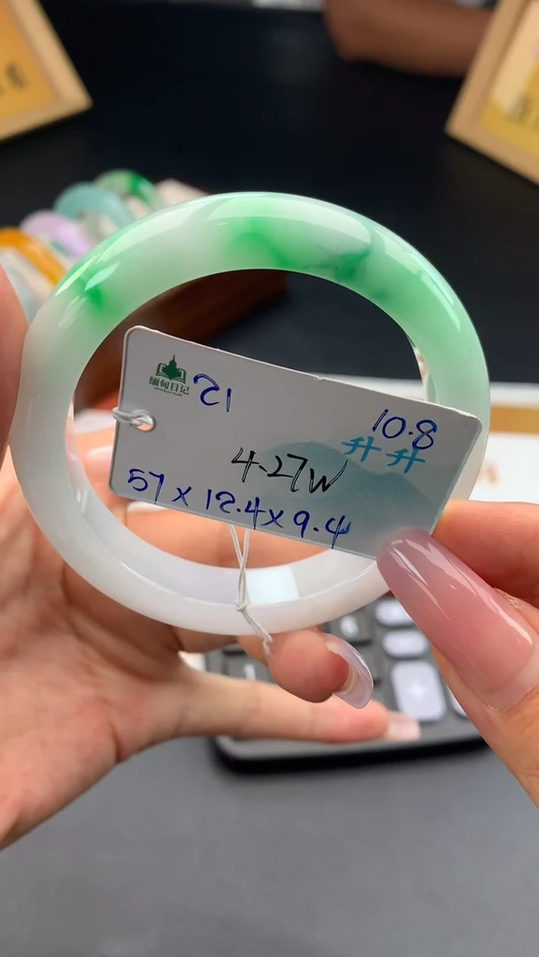 未镶嵌手镯翡翠自带#送人#，联系客服核对地址~