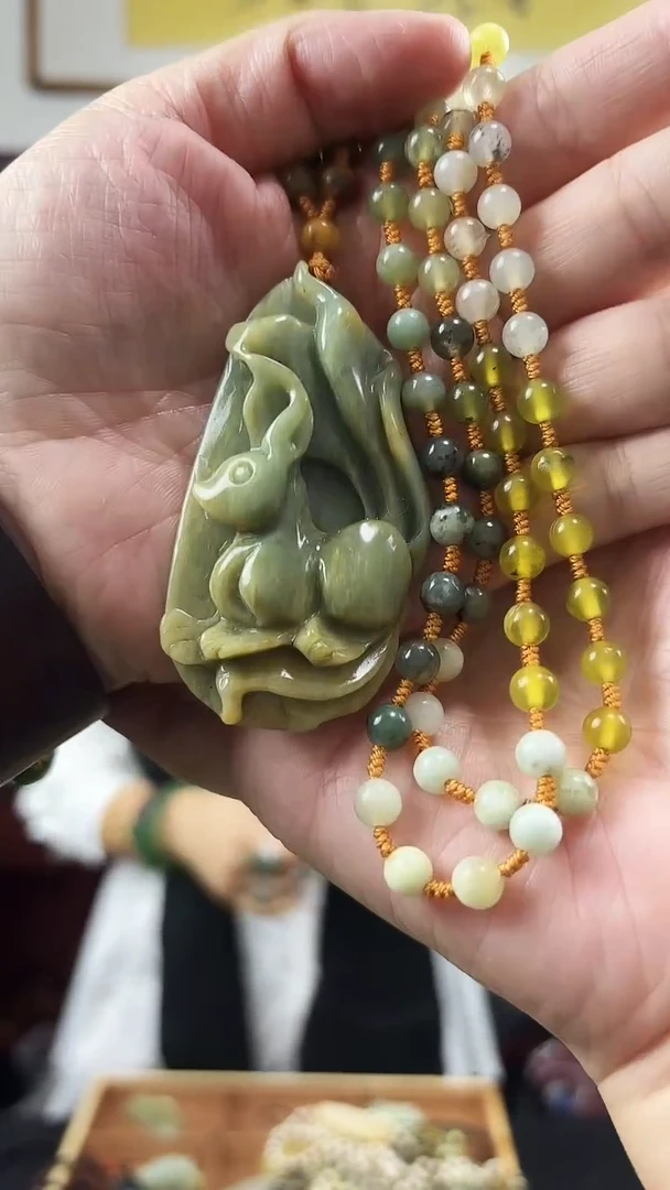 未镶嵌岫玉颈饰1