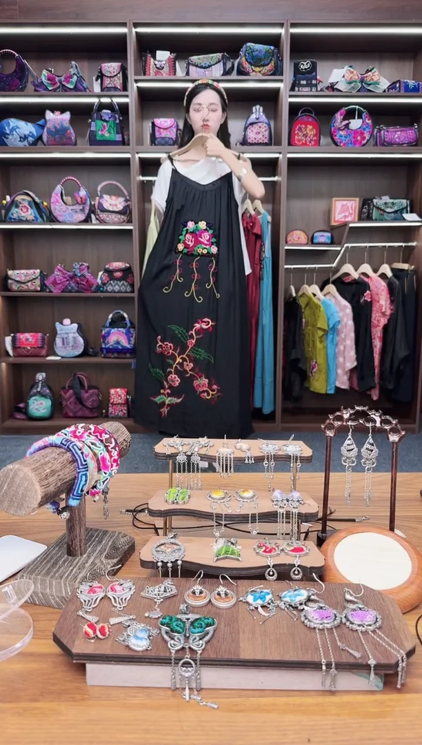 织绣A96蒙阿苏苗绣传承店