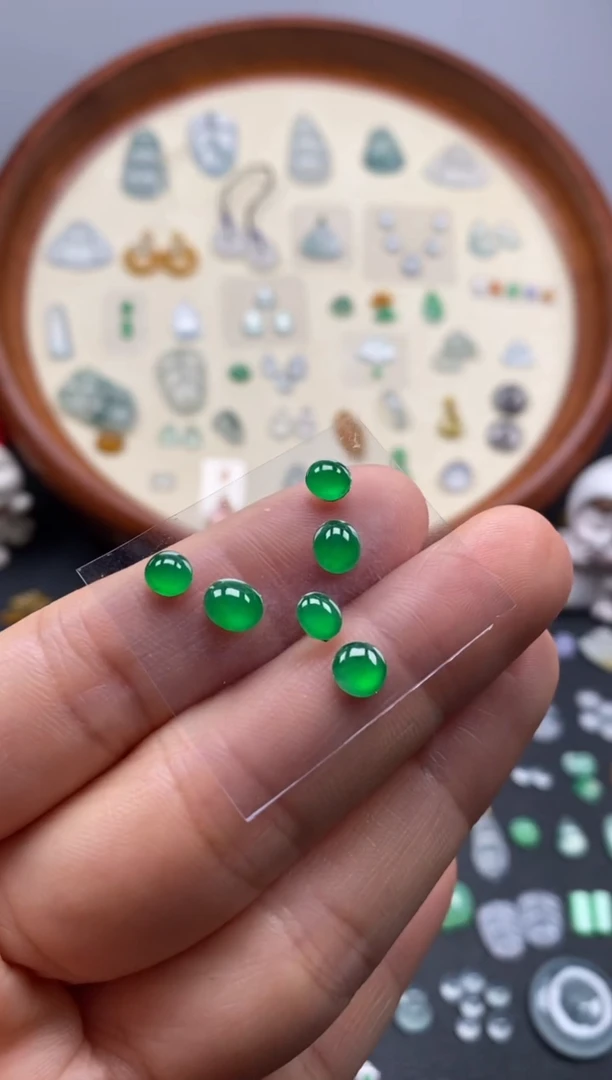 颈饰未镶嵌翡翠6颗冰阳緑蛋面/芬