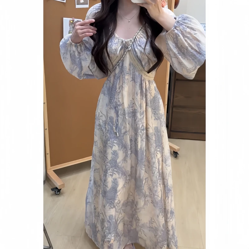 早秋复古风度假气质风V领印花连衣裙女新款收腰显瘦灯笼袖连衣裙