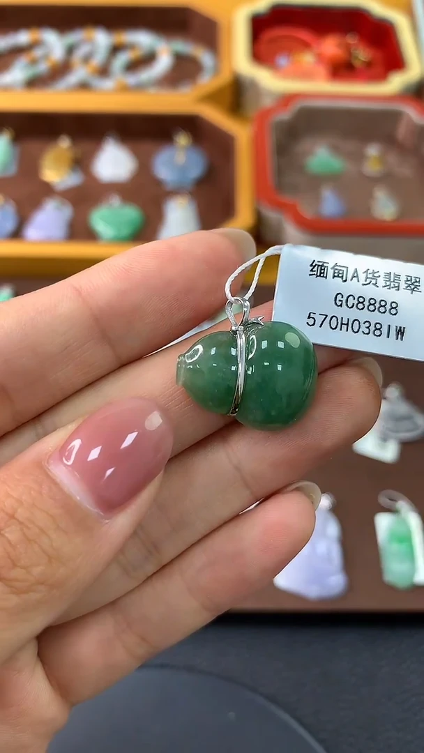 颈饰18K金镶嵌翡翠葫芦