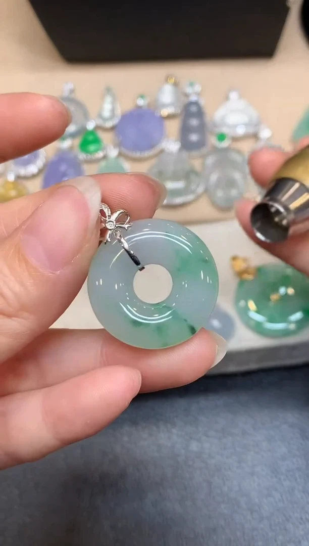 颈饰18K金镶嵌翡翠甜甜圈【无服务费