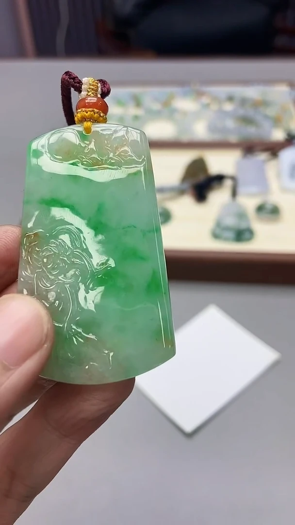 翡翠18K金镶嵌颈饰吊坠