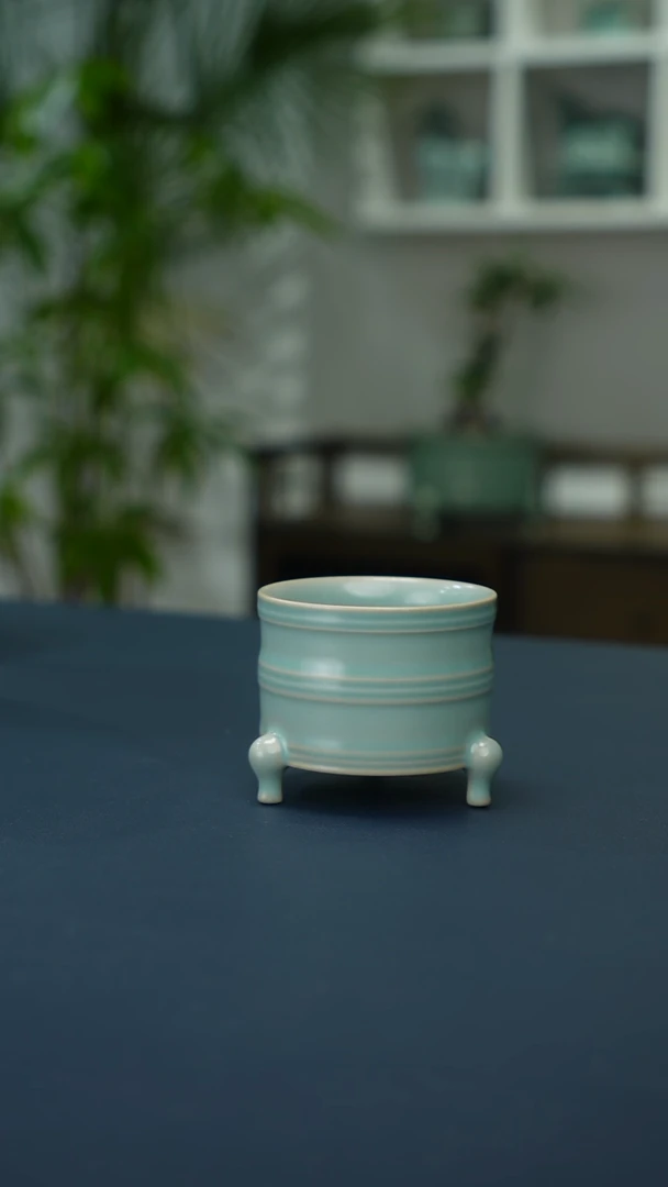 天青釉三足炫纹杯   一级
