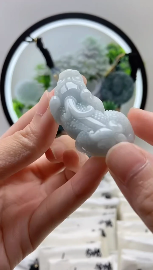 翡翠未镶嵌颈饰貔貅