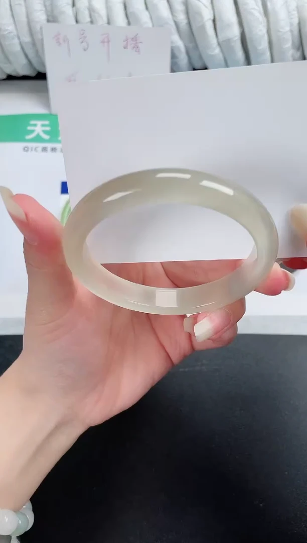 【闪购商品】石英质玉手镯未镶嵌250-60.8