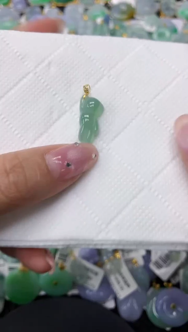 翡翠18K金镶嵌颈饰11111111111