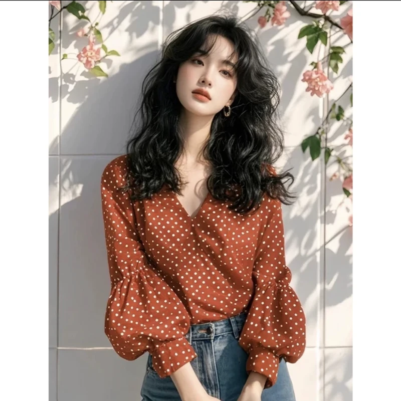 2025早春新款超好看独特漂亮衬衫砖红色v领波点灯笼袖宽松上衣女