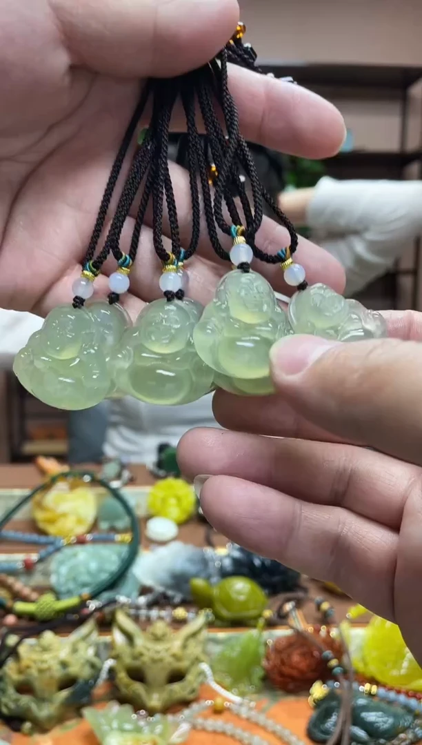 未镶嵌岫玉吊坠多样性发货发其中之一